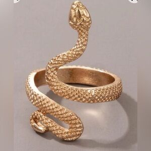 Serpentine gold design ring